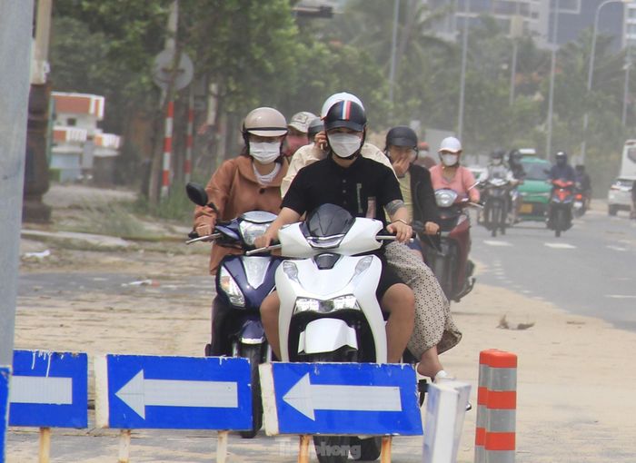 Bụi bao trùm cả đoạn đường.