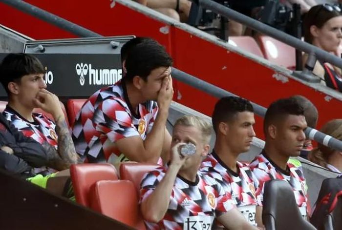 Harry Maguire và Ronaldo vốn chia phe giờ chung cảnh ngộ