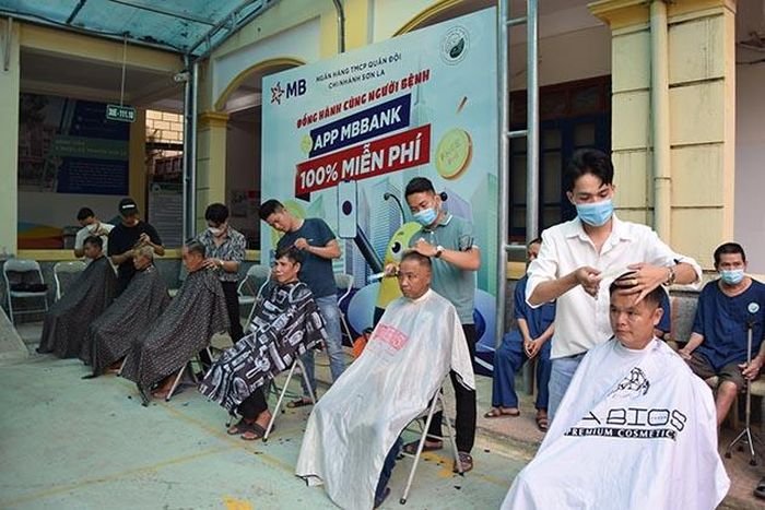 Cắt tóc miễn phí cho bệnh nhân đang điều trị nội trú tại Bệnh viện.