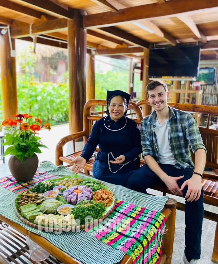  Du khách nước ngoài trải nghiệm ẩm thực tại homestay Triệu Cường, thôn Nà Tông, xã Thượng Lâm (Lâm Bình).