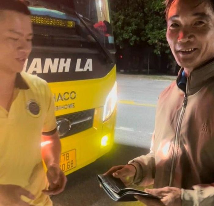 Anh Thiên vui mừng nhận lại chiếc ví.