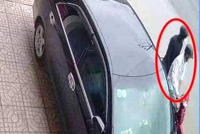 Sau khi cướp tiệm vàng, 2 nghi phạm lên xe máy tẩu thoát (Ảnh: A.X.).