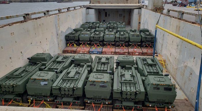 Mỹ sẽ cung cấp cho Ukraine 18 pháo phản lực HIMARS và đạn dược đi kèm, 150 xe thiết giáp đa dụng, 150 xe kéo pháo, 40 xe tải và 80 xe rơ-moóc để vận chuyển thiết bị hạng nặng, hai radar phòng không, 20 radar đa năng, cùng hệ thống liên lạc bảo mật và áo giáp.