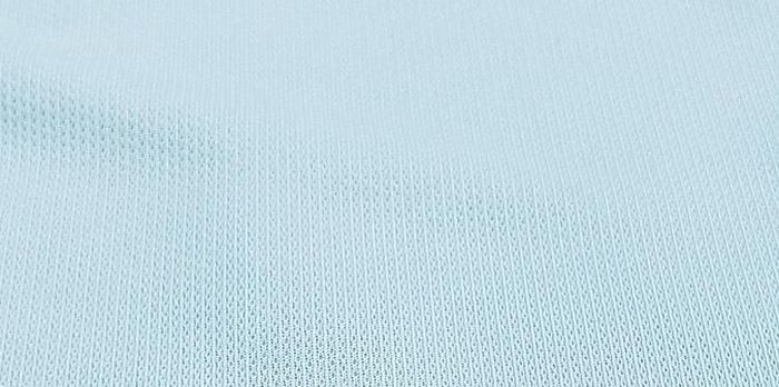 Vải áo đấu authentic (trước) có nhiều lỗ nhỏ giúp người mặc thấy dễ chịu hơn. Ảnh: Authentic Soccer.