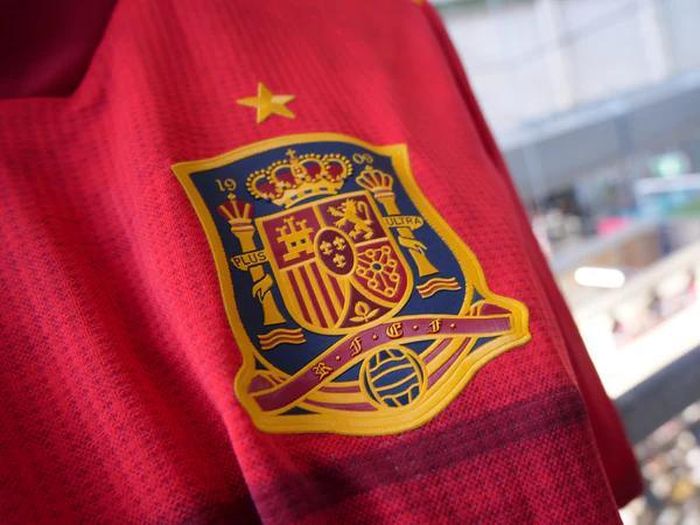  Logo là yếu tố dễ phân biệt giữa hai loại áo. Ảnh: Goal. 