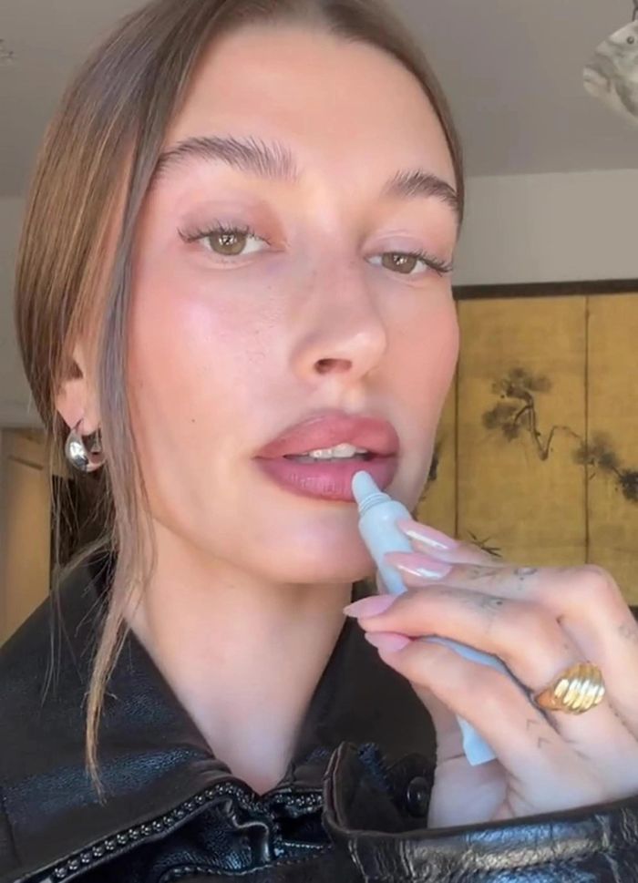  Hailey tô môi và nói đây là cách bản thân chuẩn bị cho mùa thu. Ảnh: haileybieber. 