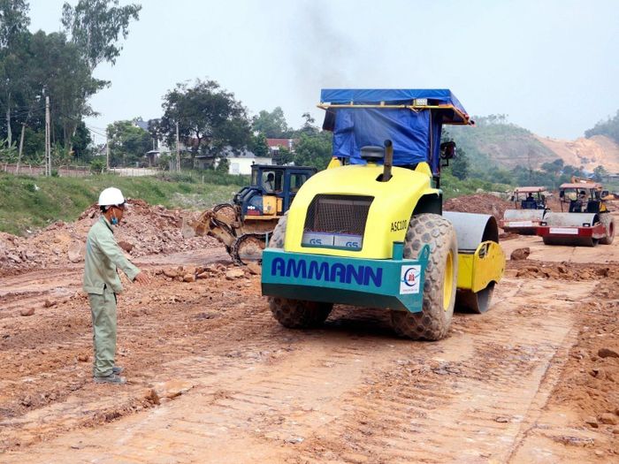 Thi công tuyến đường liên kết, kết nối các tỉnh Thái Nguyên, Bắc Giang và Vĩnh Phúc. Ảnh: Quân Trang - TTXVN