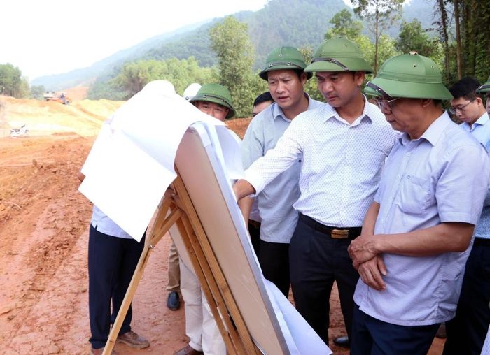 Lãnh đạo tỉnh Thái Nguyên kiểm tra tiến độ thi công tuyến đường. Ảnh: Quân Trang - TTXVN