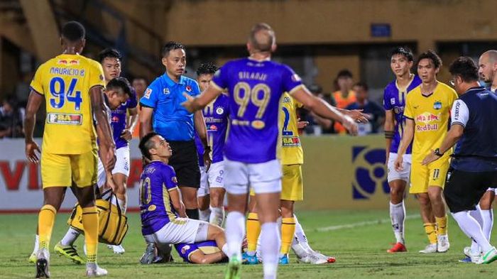 Trọng tài Ngô Duy Lân bắt chính trận SLNA vs Viettel. ảnh Hoàng Linh