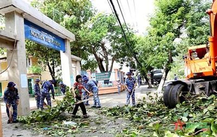  Cán bộ, chiến sĩ Lữ đoàn Công binh 83 dọn vệ sinh tại trường Tiểu học Nguyễn Tri Phương. Ảnh: Hoàng Triệu 