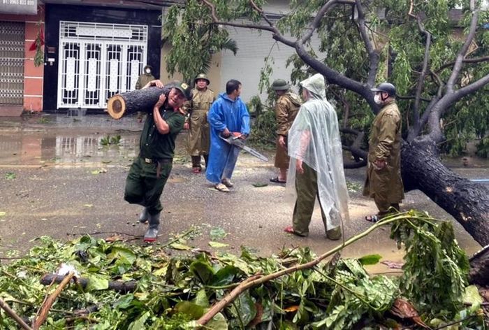 Công an TP Đà Nẵng ra quân dọn dẹp, khắc phục hậu quả sau bão Noru.