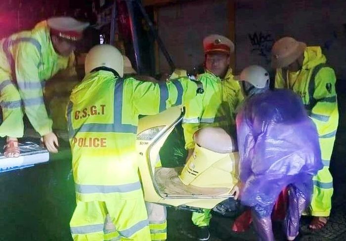 CSGT Công an TP Đà Nẵng hỗ trợ một trường hợp bị tắt máy trong đêm 27-9, chỉ vài giờ trước khi bão đổ bộ.