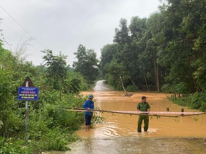 Mưa lũ gây chia cắt tại Hà Tĩnh. 