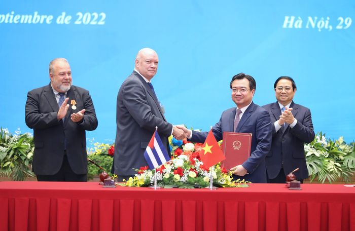 Thủ tướng Phạm Minh Chính và Thủ tướng Cuba Manuel Marrero Cruz chứng kiến lễ ký Chương trình nghị sự kinh tế giai đoạn 2023-2025. (Ảnh: Hải Minh)
