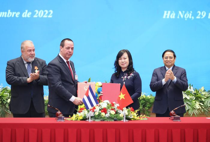 Văn kiện hợp tác giữa hai Bộ Y tế. (Ảnh: Hải Minh)