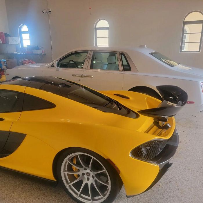 2 chiếc siêu xe McLaren P1 và Rolls-Royce Phantom khi chưa bị ngập (Ảnh: Carvibz)