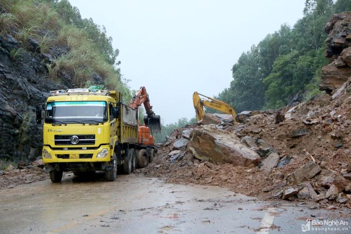 Sở Giao thông vận tải Nghệ An đã huy động máy móc đến hiện trường giải tỏa đất đá. Ảnh: Tiến Đông