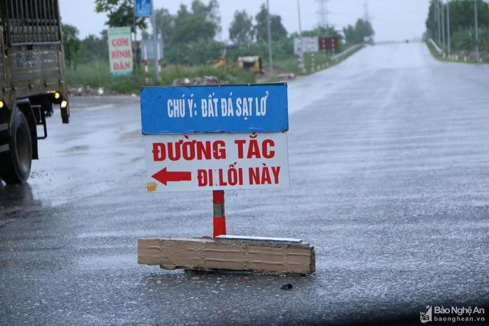 Tại ngã tư giao nhau giữa Quốc lộ 1A với Quốc lộ 48D, cơ quan chức năng cũng cắm biển cảnh báo và phân luồng cho các phương tiện. Ảnh: Tiến Đông