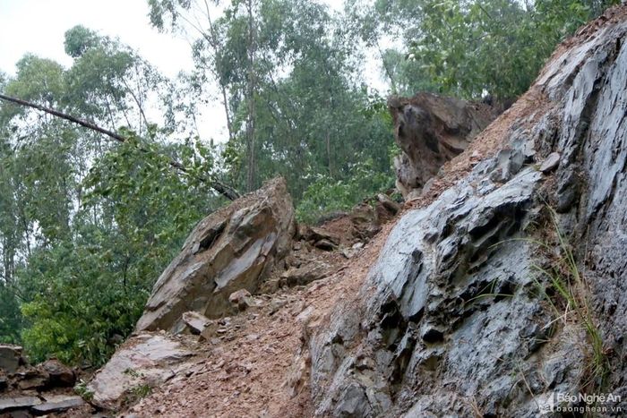 Phía trên cao vẫn còn nhiều khối đá đã bị bóc tách khỏi ngọn núi và treo lơ lửng, chực chờ đổ xuống đường. Ảnh: Tiến Đông