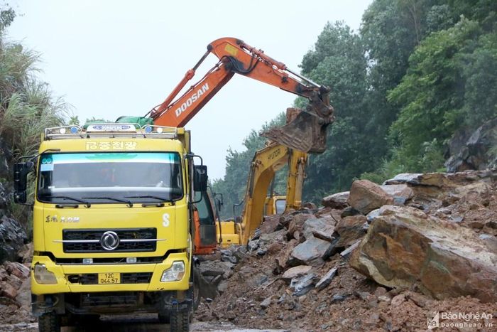 Máy móc đang làm việc hết công suất để giải tỏa điểm bị ách tắc. Ảnh: Tiến Đông