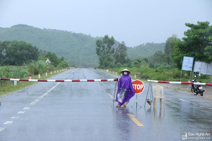 Sở Giao thông vận tải Nghệ An bố trí người canh gác tại hai đầu điểm sạt lở để ngăn không cho phương tiện qua lại. Ảnh: Tiến Đông