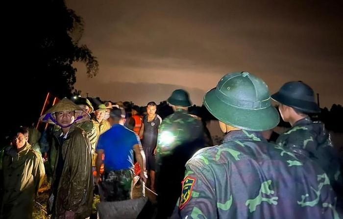 Lực lượng chức năng và người dân huyện Hưng Nguyên trắng đêm khắc phục sự cố.