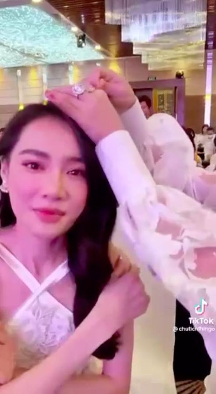 Nhã Phương được đàn chị phát hiện dấu hiệu lão hóa khi tham dự một sự kiện.