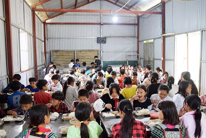 Học sinh Trường tiểu học - THCS Chiềng Muôn ăn cơm bán trú