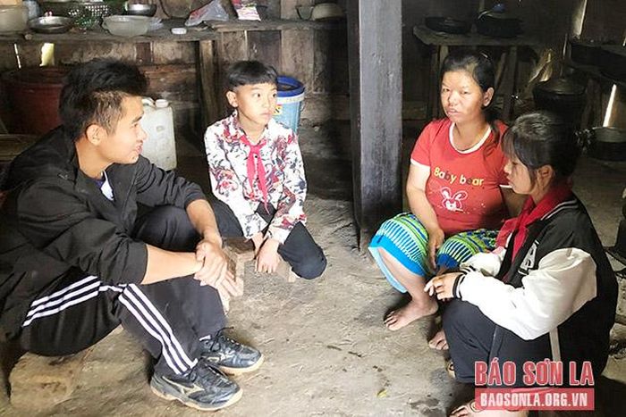Giáo viên Trường Tiểu học THCS Chiềng Muôn thăm, động viên gia đình em Giàng Thị Nu và Giàng A Hiện