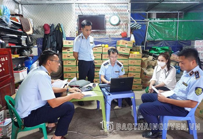 Lực lượng Quản lý thị trường kiểm tra cửa hàng kinh doanh hoa quả Lan Hào, ở chợ Túc Duyên (TP. Thái Nguyên), phát hiện nhiều loại quả không rõ nguồn gốc, xuất xứ.