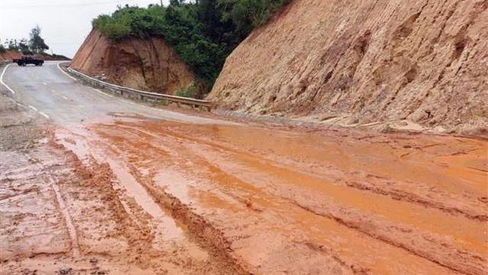 Trên địa bàn huyện Tu Mơ Rông (tỉnh Kon Tum) xuất hiện mưa lớn khiến nhiều điểm bị sạt lở. Ảnh: Khoa Chương - TTXVN