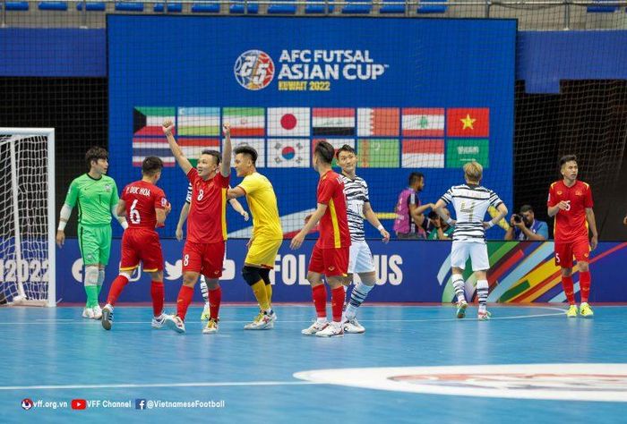 Các cầu thủ áo đỏ ăn mừng chiến thắng trận ra quân. Ảnh: VFF