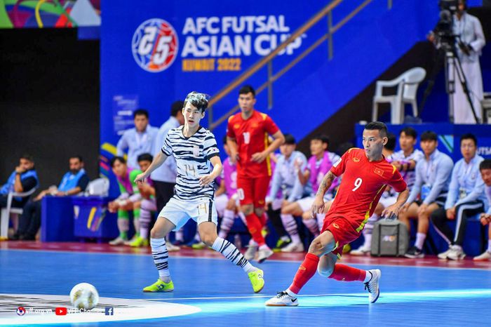 Tuyển Futsal Việt Nam bằng sự phối hơp tấn công ăn ý và cả phần may mắn tiếp tục ghi bàn cách biệt. Ảnh: