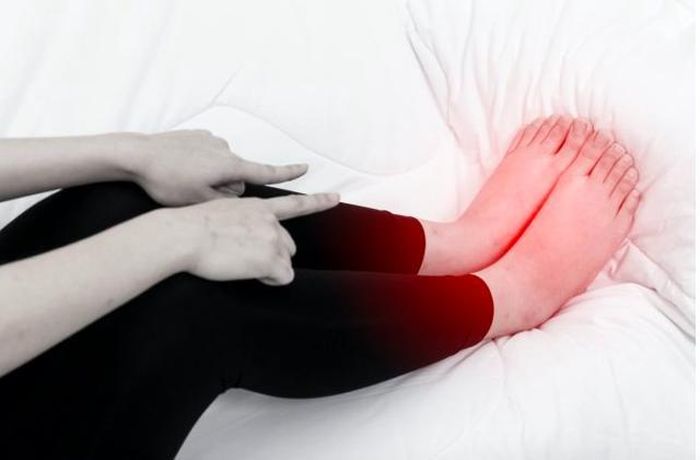 Sưng ở chân và bàn chân thường báo hiệu rằng tim của bạn đang chứa đầy mảng bám.