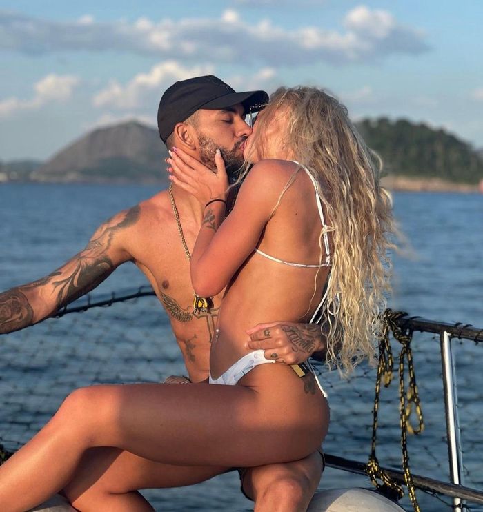  Douglas và Alisha bắt đầu hẹn hò vào cuối năm 2021. Họ xác nhận mối quan hệ của mình trên Instagram bằng video hôn môi thắm thiết. 