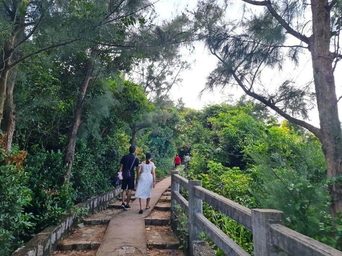 Tham quan mũi Điện chủ yếu là giới trẻ, những người thích khám phá, tìm hiểu về những vùng đất mới. Để lên được đến đỉnh, bạn cần phải đi bộ theo những lối đi nhỏ uốn lượn quanh sườn núi dài khoảng 1km.