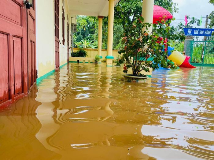 Tại điểm trường Mầm non Kim Hoa bị ngập sâu từ 50-60cm, bên trong khuôn viên trường chìm trong biển nước.