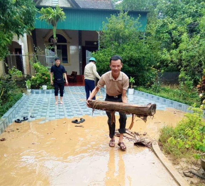 Trong sáng nay một số người dân đã tiến hành dọn dẹp nhà cửa, đường làng sau khi lũ rút.