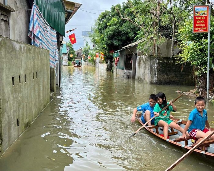 Ông Nguyễn Quốc Hoạt – Chủ tịch UBND xã Liên Minh (huyện Đức Thọ) cho biết, do mưa lớn kéo dài, nước sông dâng cao nên toàn bộ tuyến đường trên địa bàn xã bị ngập, một số thôn bị cô lập do giao thông chia cắt.