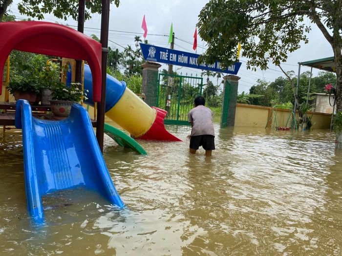 Nước lũ bao vây trường học.