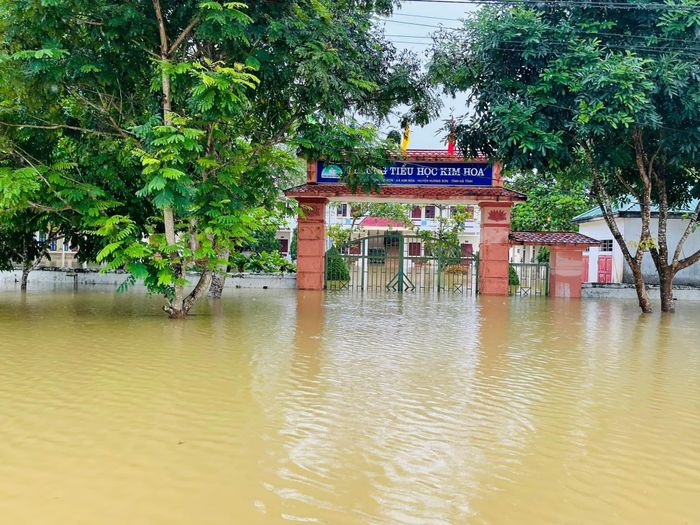 Trường Tiểu học Kim Hoa nước lũ bao vây. 