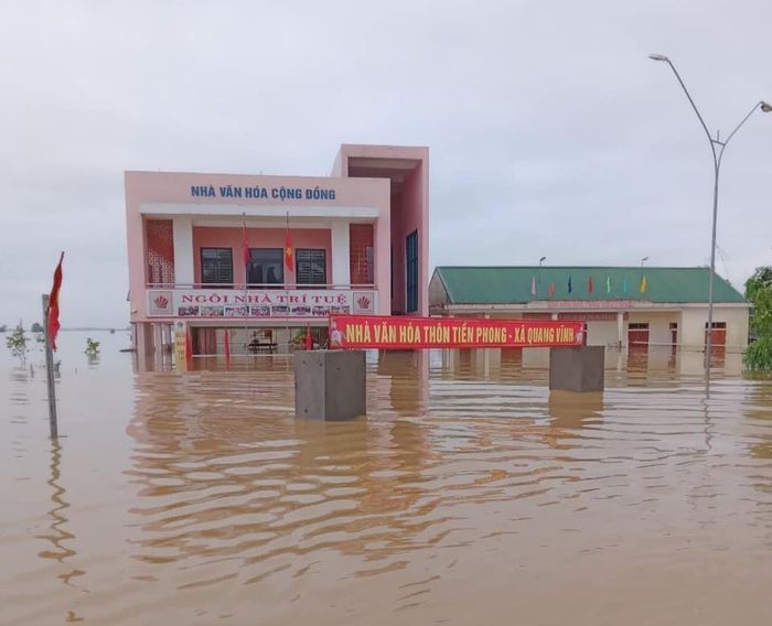 Huyện Đức Thọ nhiều xã như Quang Vĩnh, Bùi La Nhân, Tùng Châu, Yên Hồ, Liên Minh cũng bị ngập sâu. Một số tuyến đường dân sinh bị ngập từ 20-50cm. Ngoài ra, tại huyện Vũ Quang đang có hơn 100 hộ dân thuộc xã Đức Bồng, Thọ Điền bị cô lập. (Ảnh TH Đức Thọ)