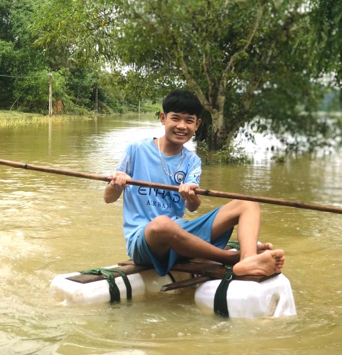 Người dân phải sử dụng những can nhựa tự chế để di chuyển khi nước lũ dâng ngập hết đường.