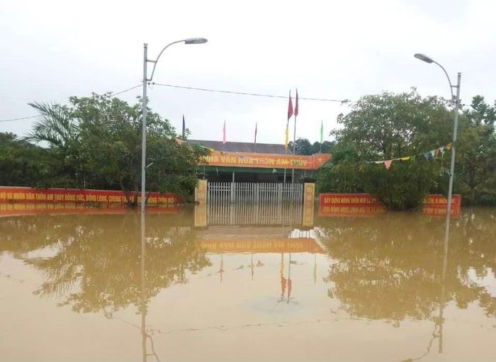 Đến sáng nay, dù trời đã ngừng mưa nhưng nước lũ rút chậm, nhà văn hóa thôn ở xã Kim Hoa vẫn đang bị ngập sâu.