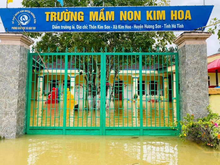 Tại xã Kim Hoa, tính đến 5h ngày 30/9, tất cả các tuyến đường tại 15/20 thôn trên địa bàn bị ngập sâu và chia cắt hoàn toàn, hàng trăm hộ dân bị cô lập. Ngoài ra, tại xã Kim Hoa các nhà văn hóa thôn, trường học và khu vực chợ bị ngập sâu, chìm trong biển nước.