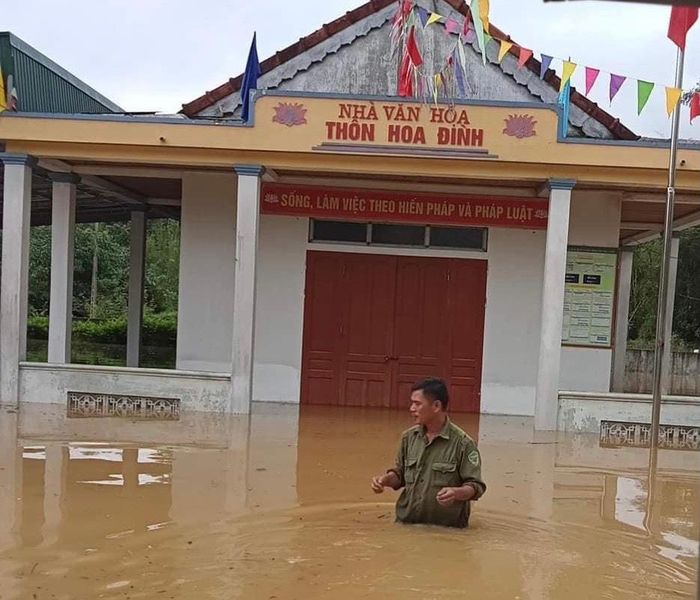 Nhà văn hóa thôn Hoa Đình, xã Bùi Xá (huyện Đức Thọ) ngập sâu. (Ảnh TH Đức Thọ).