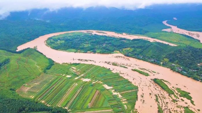 Dòng nước lũ cuồn cuộn chảy về từ thượng nguồn sông Ngàn Phố (huyện Hương Sơn).
