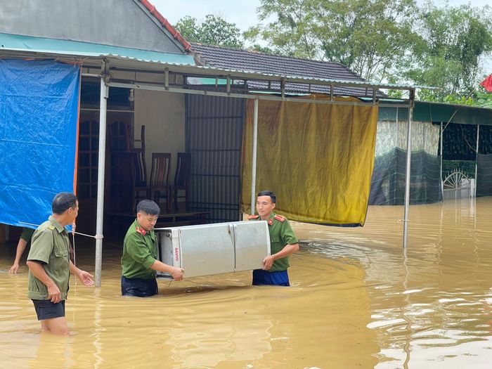Sáng 30/9, lực lượng chức năng của Thị trấn Dùng giúp các hộ dân ngập sâu di chuyển tài sản đến nơi an toàn.