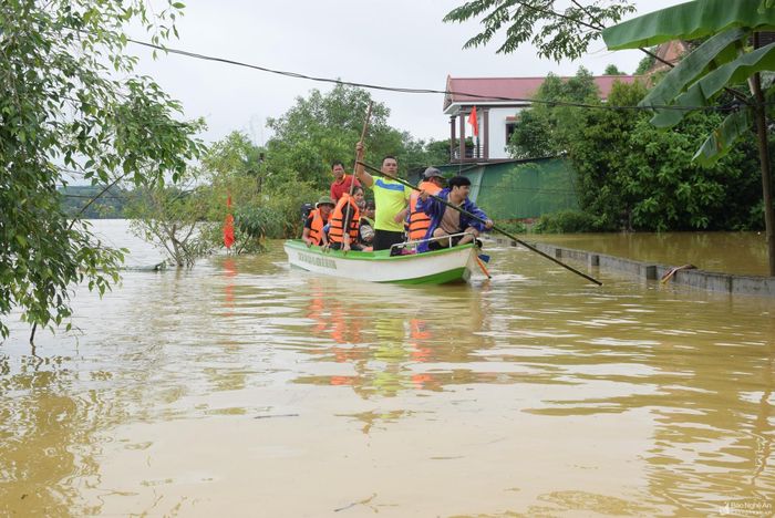 Do ảnh hưởng của hoàn lưu bão số 4, từ ngày 28 đến ngày 29/9/2022 trên địa bàn huyện Thanh Chương xảy ra mưa rất to với lượng mưa trung bình 150 - 180mm, một số nơi lượng mưa lên tới 336mm như ở xã Thanh Mỹ và xã Thanh Thủy đã làm ngập lụt nhiều nơi. Sáng 30/9, trong khi vùng thượng huyện như Hạnh Lâm, Thanh Mỹ nước hạ thì vùng hạ huyện như Thanh Tùng, Thanh Hà, Thanh Mai, Thanh Xuân nước lũ lại dâng cao, nhiều người dân phải di chuyển bằng thuyền. Ảnh: Xuân Hoàng