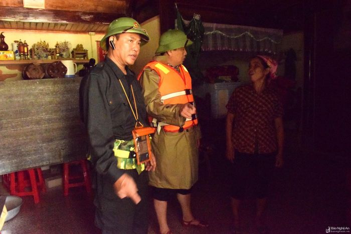 Lãnh đạo huyện Thanh Chương động viên và hướng dẫn bà con trong vùng ngập nước chủ động mọi phương án di dời khi cần thiết. Ảnh: Xuân Hoàng